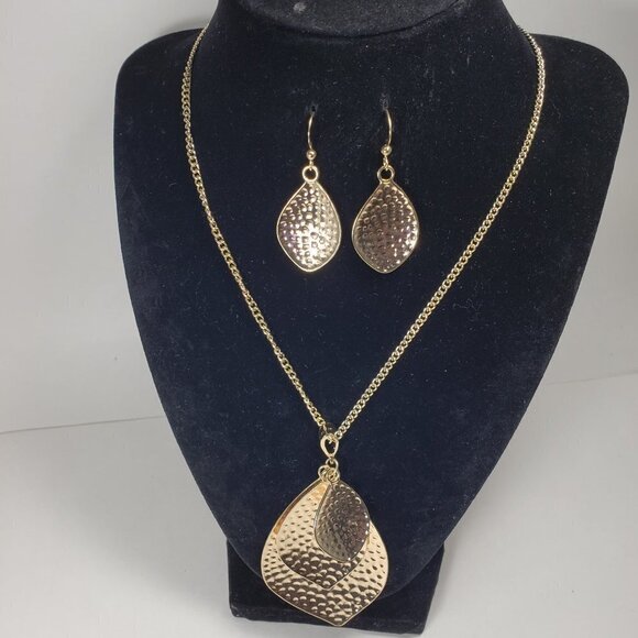 Gold Hammered Teardrop Jewelry Set | Elegant Pendant Necklace & Dangle Earrings - Picture 3 of 11